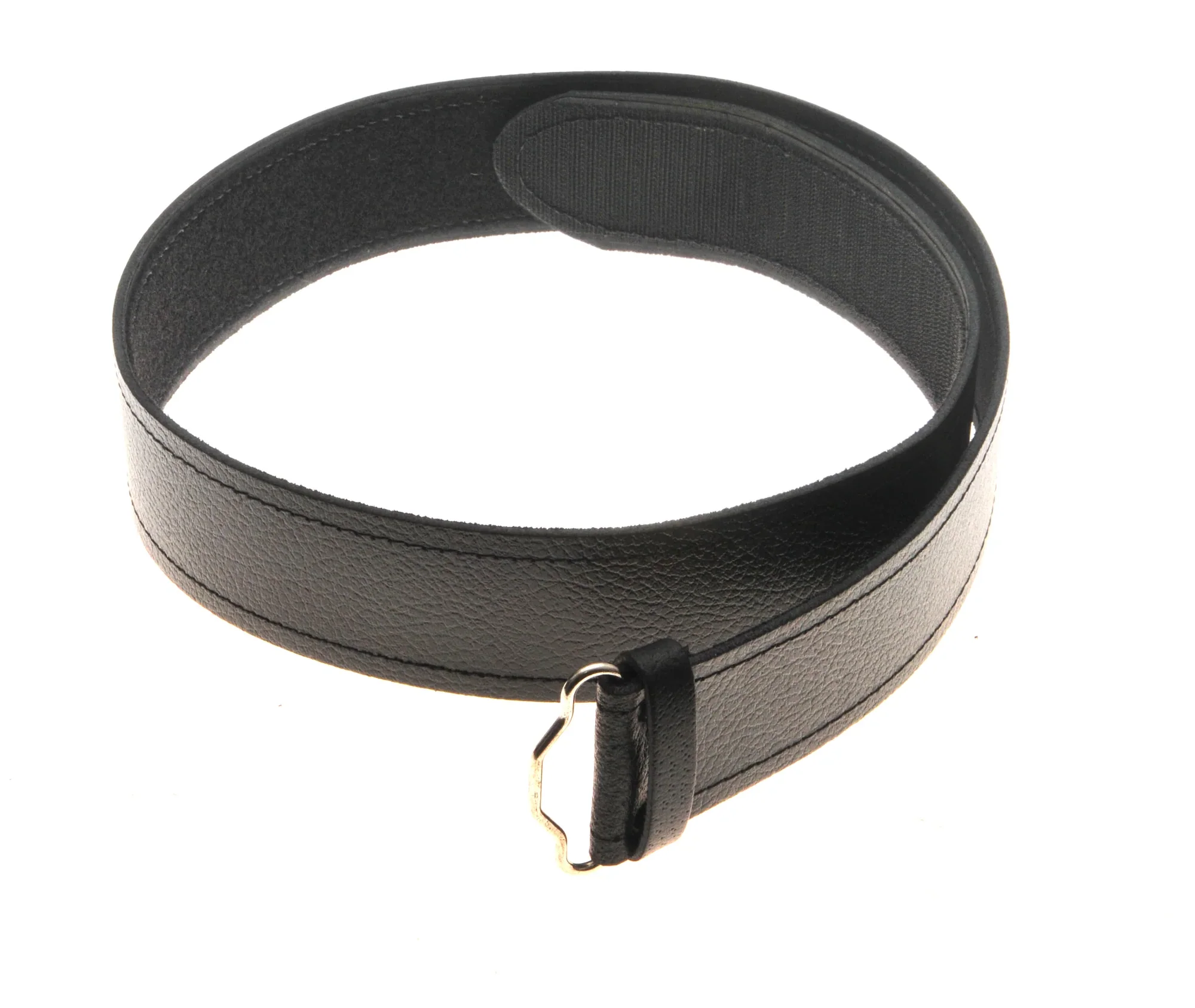 Scottish made plain black kilt belt in grained hide leather with Velcro adjustment and single belt loop, angled product view.